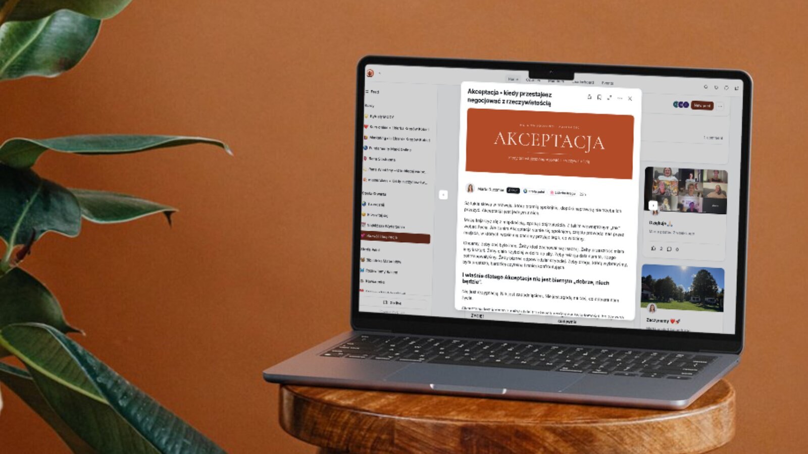 Laptop z otwartą Strefą Liderki w Circle: wpis o akceptacji i zdjęcia ze spotkań